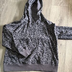 90 Degree By Reflex Gray Leopard Print Crewneck Hoodie